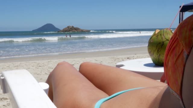 Brasilianische-Frau-am-Strand-zu-entspannen