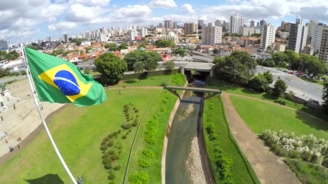 Brasilianische-Flagge-auf-Ipiranga,-Sao-Paulo,-Brasilien