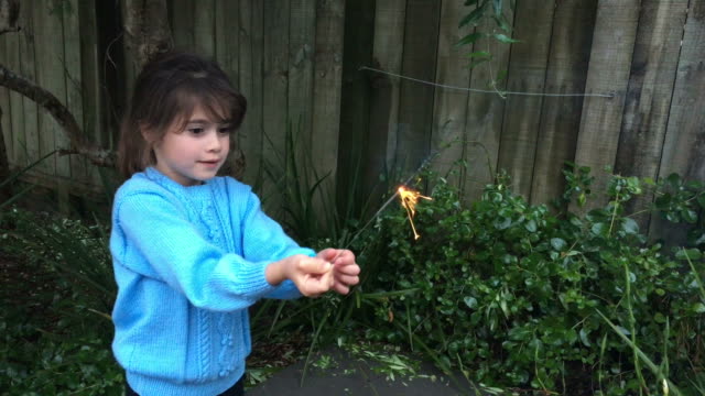 Junge-Mädchen-spielt-mit-Feuerwerk