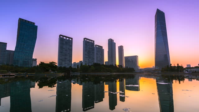 lapso-de-tiempo-k-4-noche-a-día-vista-de-Songdo-Central-Park-en-la-ciudad-de-Incheon-de-Corea-del-sur