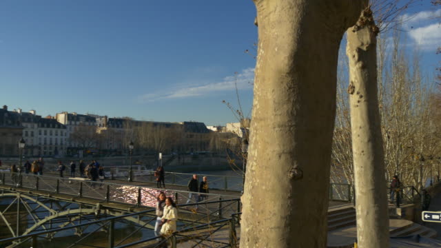 Francia-soleado-París-Double-Decker-bus-louvre-Museo-Puente-Río-pov-panorama-4k