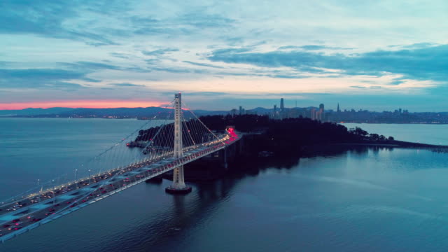 Video-aéreo-del-puente-de-la-bahía-y-San-Francisco-de-horizonte