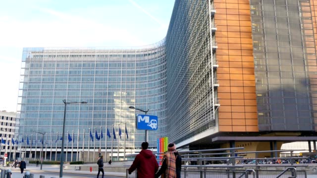 Edificio-de-la-Comisión-Europea-en-Bruselas,-Bélgica,-política,-política,-economía