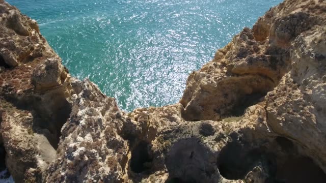 Vista-aérea-de-las-formaciones-de-roca-de-Ponta-da-Piedade-en-Lagos,-Portugal