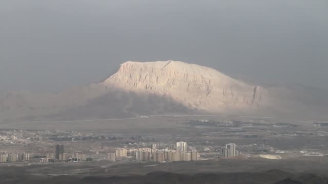 View-Of-The-Alight-Mountain-Near-Big-City