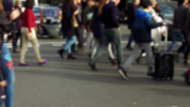 Blurry-pedestrians-walking.