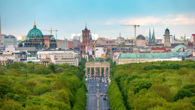 Berlin-city-skyline-timelapse-at-Brandenburg-Gate-and-Tier-Garden,-Berlin,-Germany-4K-Time-lapse