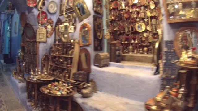 Venta-de-artesanías-en-una-calle-en-el-pueblo-de-Chefchaouen-en-Marruecos