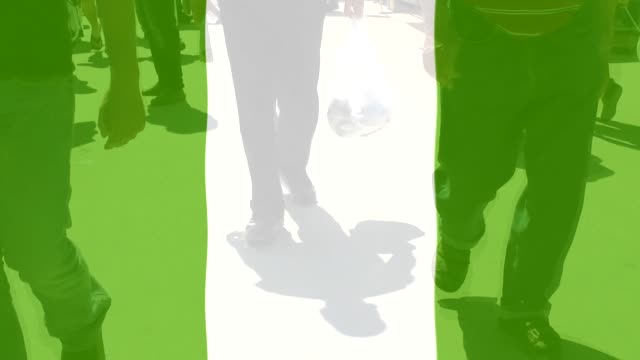 Bandera-de-Nigeria-y-gente-caminando-como-un-fondo