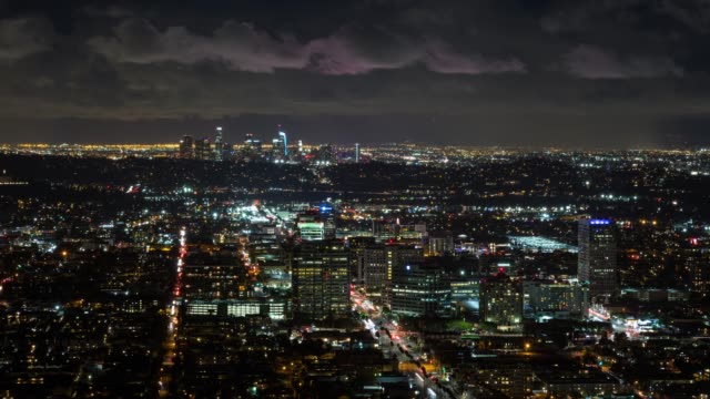 Centro-de-Los-Angeles-y-Glendale-con-coloridas-nubes-noche-Timelapse