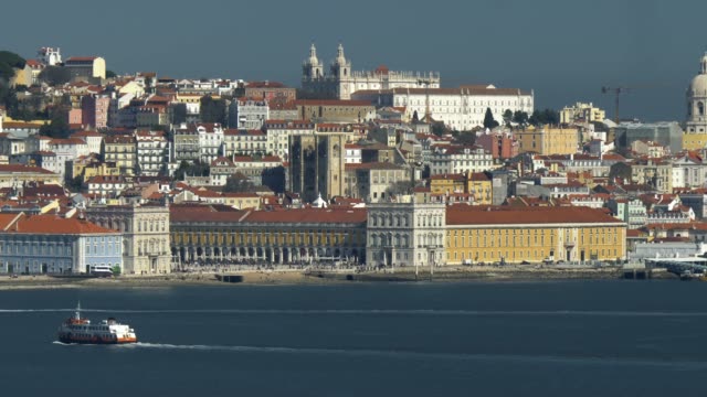 Lisbon,-Portugal.-View-from-the-river-Tagus-to-the-embankment.-Panoramic-shot.-4K,-UHD