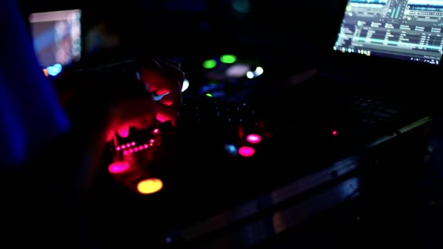 DJ-spielt-Musik-in-eine-große-Outdoor-Tanzparty-mit-Menschen-tanzen