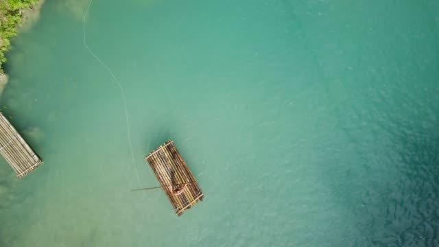 Drone-Schuss-Luftaufnahme-der-jungen-Frau-Bambus-rafting-am-tropischen-Wasserfall.-4K-Auflösung-video,-gedreht-in-den-Philippinen.-Die-Leute-Reisen-Spaß-Urlaub-Abenteuer-Konzept