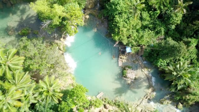 Vista-aérea-de-Drone-disparó-de-joven-mujer-nadando-en-la-cascada-tropical.-Resolución-de-4K-video,-filmada-en-las-Filipinas.-Gente-de-viaje-diversión-vacaciones-aventura-concepto