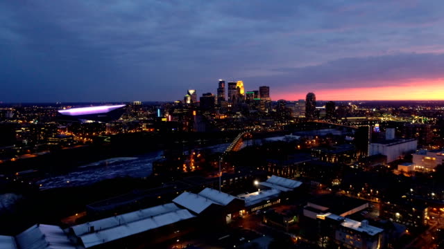 Minneapolis-Skyline---Antenne-in-der-Abenddämmerung