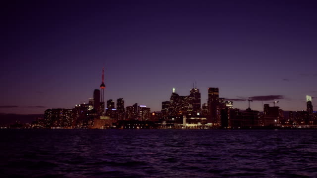 Establecimiento-de-tiro-de-la-ciudad-de-Toronto-en-la-noche.