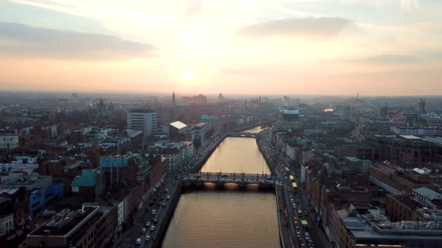 Luftaufnahme-der-Innenstadt-von-Dublin-mit-Fluss-Liffey-bei-Sonnenuntergang