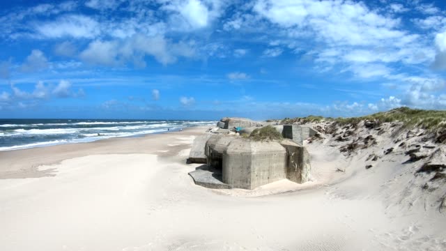 Ruine-der-Betonbunker,-Atlantikwall,-Zweiter-Weltkrieg,-Gedenkstätte,-North-Sea,-4K