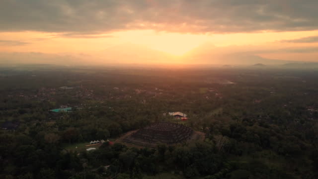 Borobudur-Tempel-Antenne-anzeigen-bei-Sonnenaufgang,-eine-der-UNESCO-und-der-Welt-größten-buddhistischen-Tempel,-Indonesien