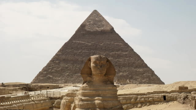 la-esfinge-y-la-pirámide-de-Kefrén-en-giza-cerca-del-cairo,-Egipto