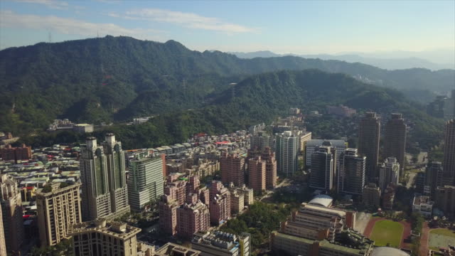 Taiwan-sonnigen-Tag-Taipei-City-Park-Antenne-Bergpanorama-4k