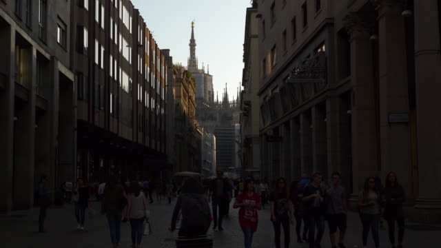 Italia-atardecer-Milán-famoso-comercial-calle-lenta-panorama-4k