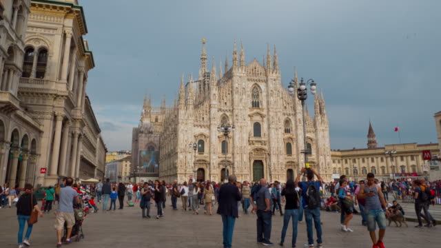 Italy-milan-city-famous-duomo-cathedral-crowded-square-panorama-4k-timelapse