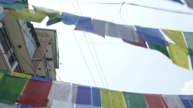 Tradicional-colorido-budismo-banderas-de-oración-sobre-calle-en-Katmandu,-Nepal