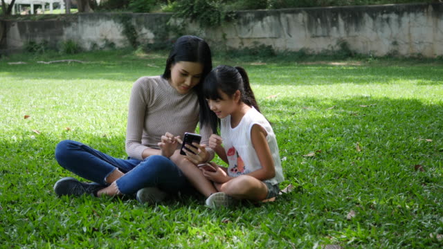 Junge-Mutter-und-Kleinkind-Tochter-nehmen-eine-Foto-Selfie-vom-Smartphone-oder-Handy