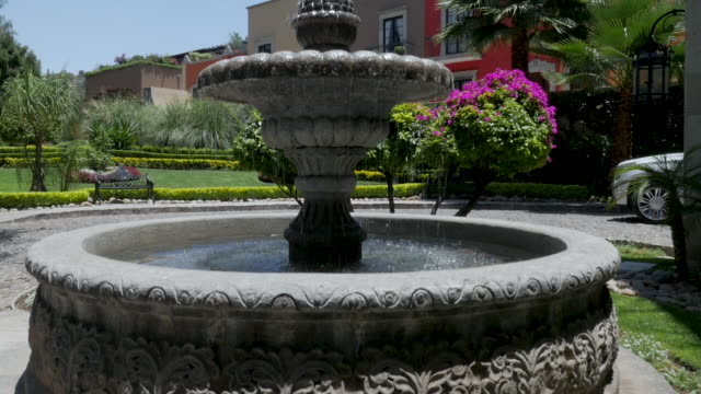Establishing-shot-of-a-beautiful-fountain-in-San-Miguel-de-Allende,-Mexico