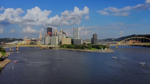 Langsam-senken-vorwärts-Aerial-View-of-Pittsburgh