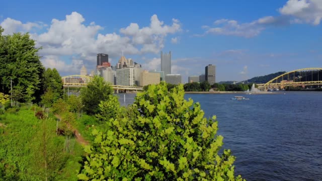 Levantamiento-aéreo-revelan-del-horizonte-de-Pittsburgh-en-día-de-verano