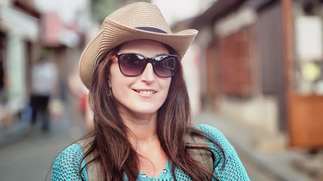 Porträt-glückliches-Gesicht-Reisende-Frau-mit-Sonnenbrille-und-Hut-lächelnd-und-Urlaub-genießen