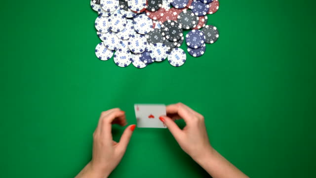 Ein-paar-Asse-im-Poker,-Spieler-aufschlussreiche-gute-Hand,-erfolgreiches-Spiel,-Top-Aussicht