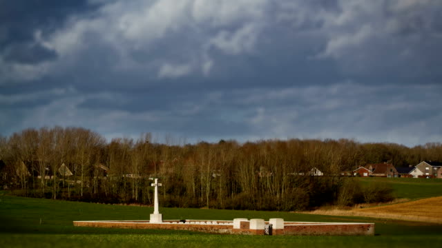 Weltkrieg-ein-britischer-Soldatenfriedhof-Zeitraffer