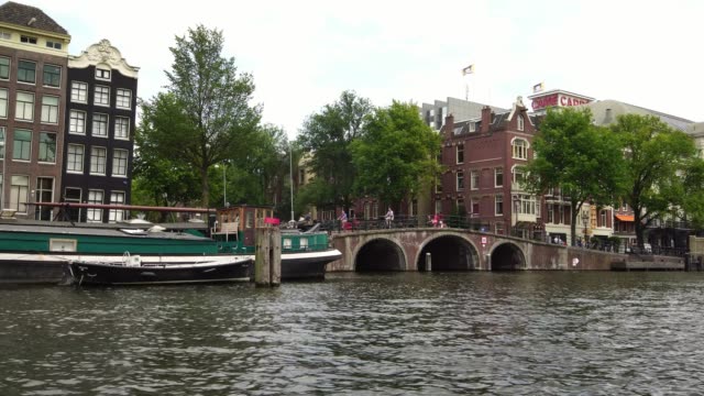 kultige-Boot-Blick-auf-den-Kanal-und-traditionelle-Brücke-in-Amsterdam,-Holland-Europa