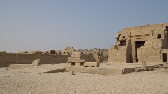 Interieur-von-Dendera-Tempel-oder-Tempel-der-Hathor.-Ägypten.-Dendera,-Denderah,-ist-eine-kleine-Stadt-in-Ägypten.-Dendera-Tempel-Komplex,-eine-der-besterhaltenen-Tempelanlagen-aus-alten-Oberägypten.
