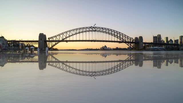 wunderschönen-Sonnenaufgang-Szene-am-Sydney-Skyline-der-Stadt-mit-Spiegelungseffekt.