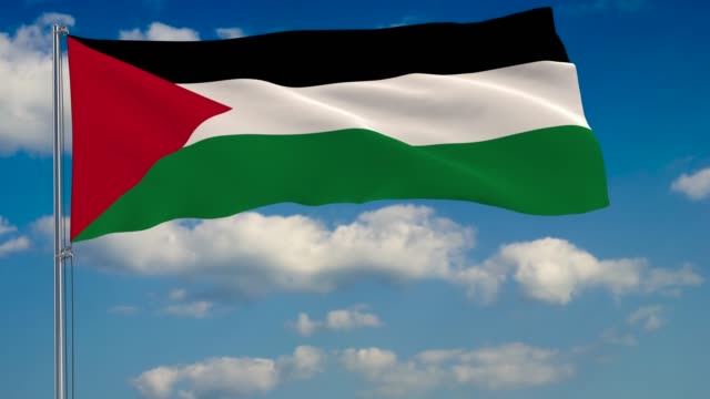 Bandera-de-Palestina-sobre-fondo-de-nubes-flotando-en-el-cielo-azul