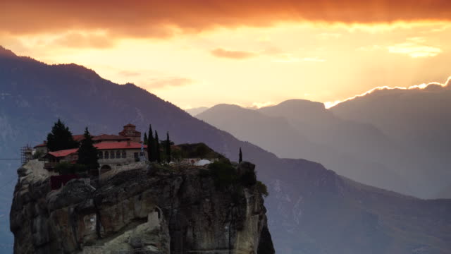 Sonnenuntergang-über-Kloster-in-Meteora,-Griechenland