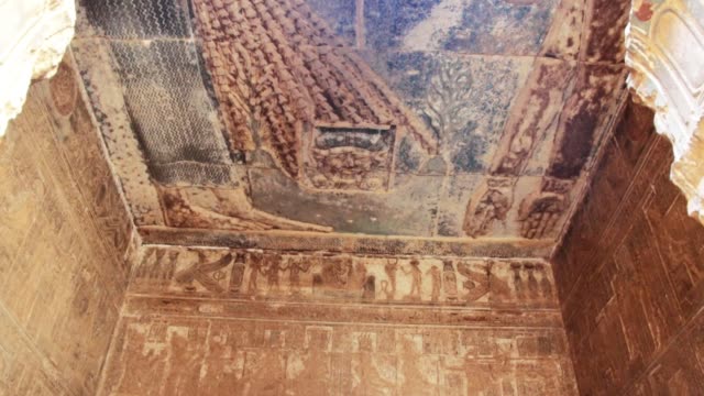 Schöne-Interieur-des-Tempels-von-Dendera-oder-Tempel-der-Hathor.-Bild-der-antiken-Göttin-des-Himmels-Nut-an-der-Decke-des-alten-ägyptischen-Tempel.-Ägypten,-Dendera,-nahe-der-Stadt-von-Ken