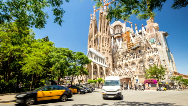 Timelapse-Car-traffic-transportation-at-Sagrada-Familia-in-summer,Barcelona,Spain