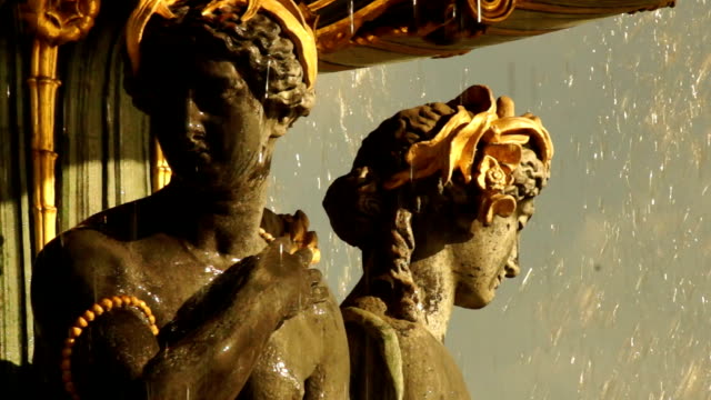 Golden-fountain-in-the-Place-du-Concorde,-Paris,France