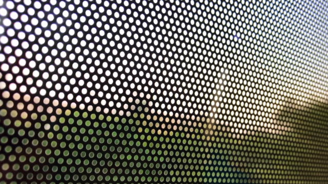 Vista-del-paisaje-mirando-por-la-ventana-de-tren-en-tren-de-Delhi,-India