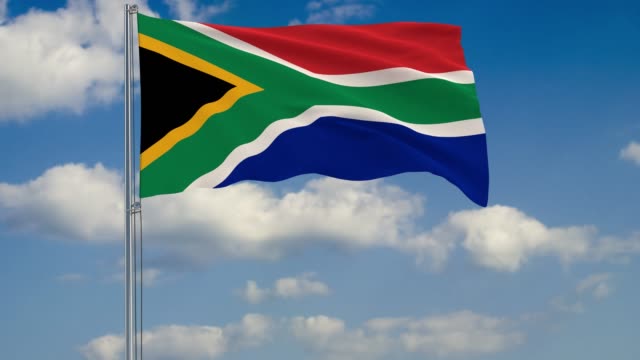 Flagge-von-Südafrika-vor-Hintergrund-Wolken-am-blauen-Himmel-schweben