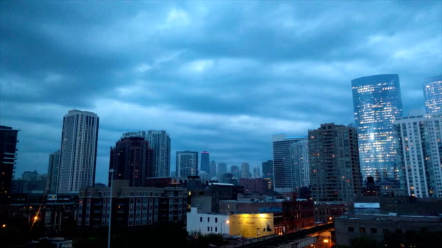Bewölkten-Sonnenuntergang-in-Chicago,-USA.-Zeitraffer-mit-Wahrzeichen-Blick.