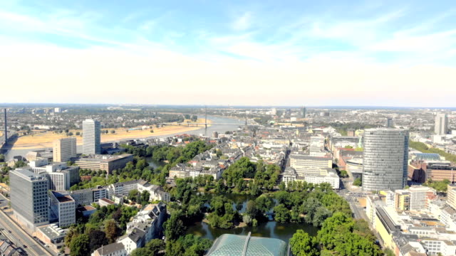 Luftbild-Düsseldorf.-Flug-über-die-Stadt
