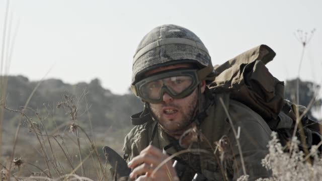 Soldado-israelí-con-sus-binoculares-a-los-enemigos-de-punto
