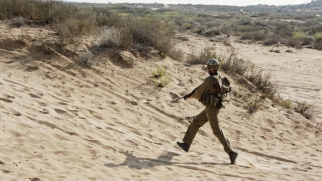 Israelischer-Soldat-ausgeführt-und-Deckung-während-des-Kampfes