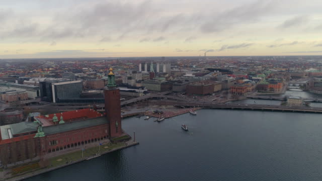 Toma-aérea-drone-de-horizonte-Stockholms-stadshus-y-paisaje-urbano.-Capital-de-Suecia